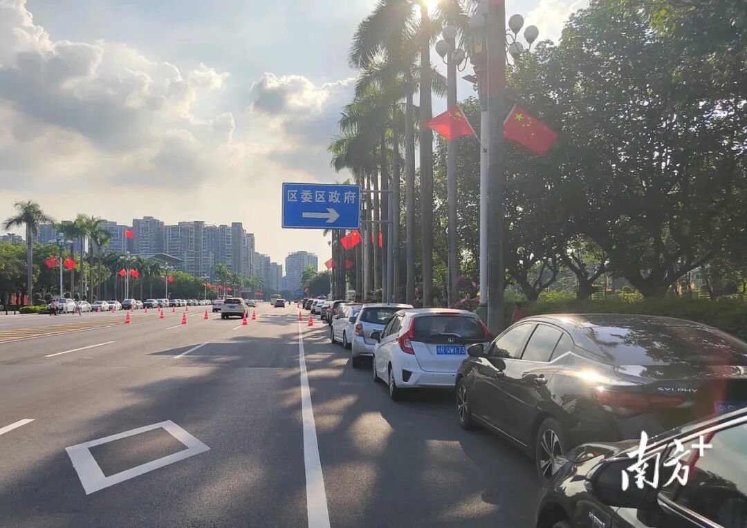 顺德区政府大院外车辆沿着路边有序停放。