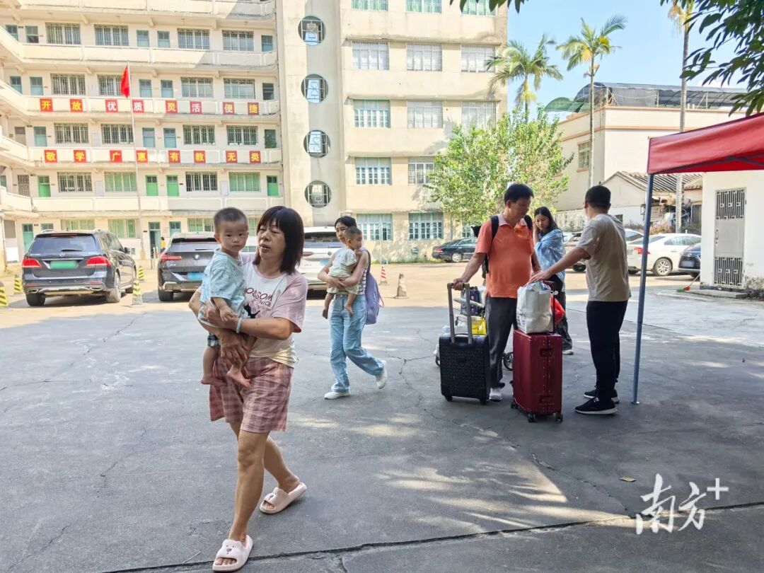 游客在潮州开放大学免费停车后，准备前往古城游览。黄品 摄 