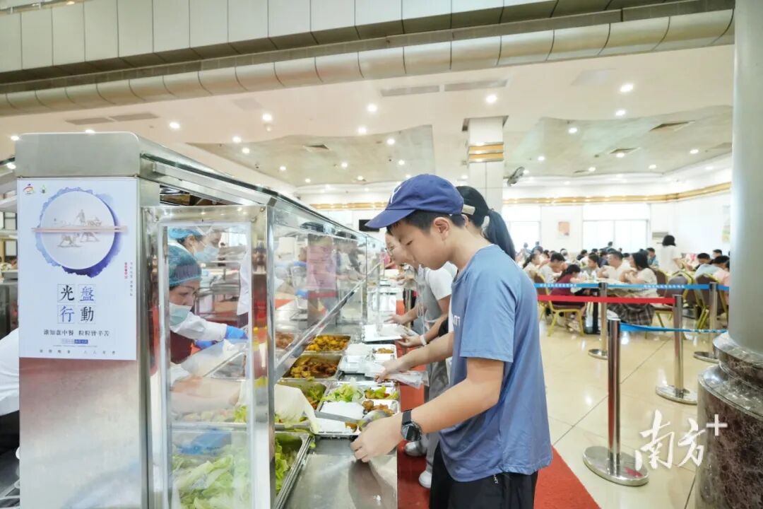 顺德区政府饭堂开放吸引大量游客和市民前来体验。廖明璨 摄