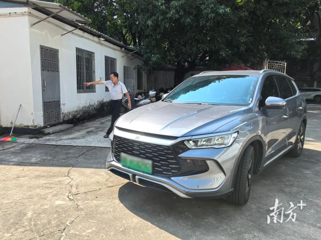 潮州开放大学停车场值班人员指引游客停车。黄品 摄