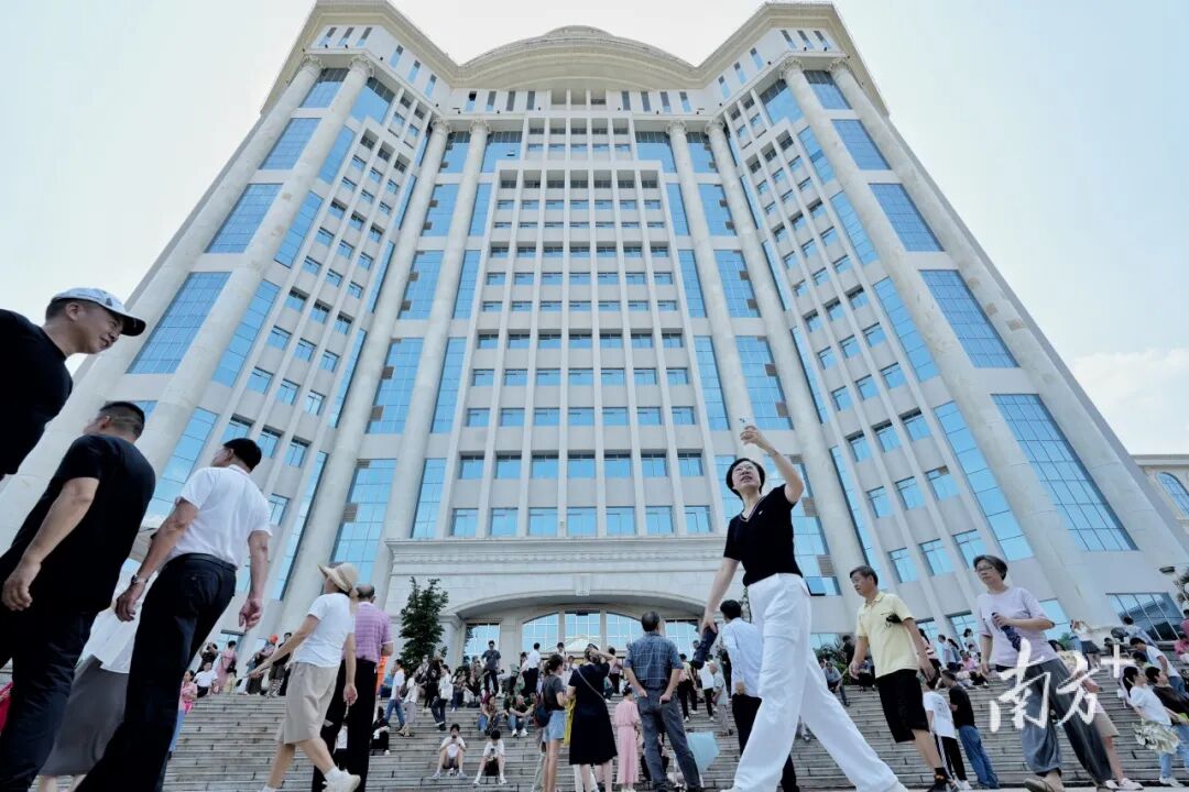 游客在顺德区政府大院内打卡。廖明璨 摄