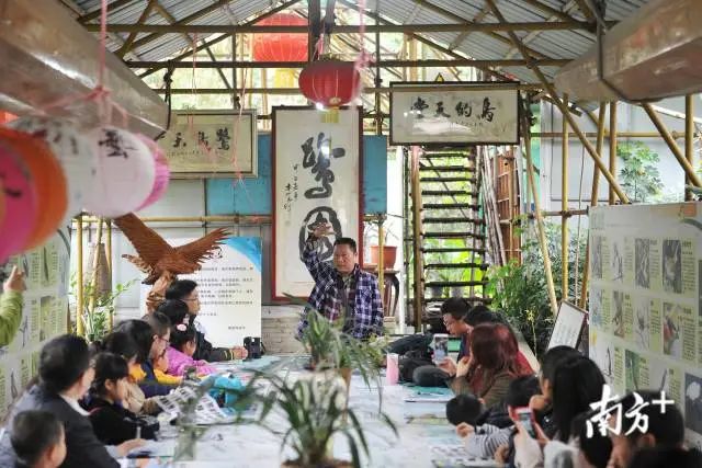 2019年2月24日,鸟叔向前来参观的市民进行简单讲解。