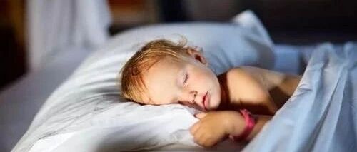 三更半夜，孩子总用手挠屁屁，医生一看：好几条虫子正努力往外拱……