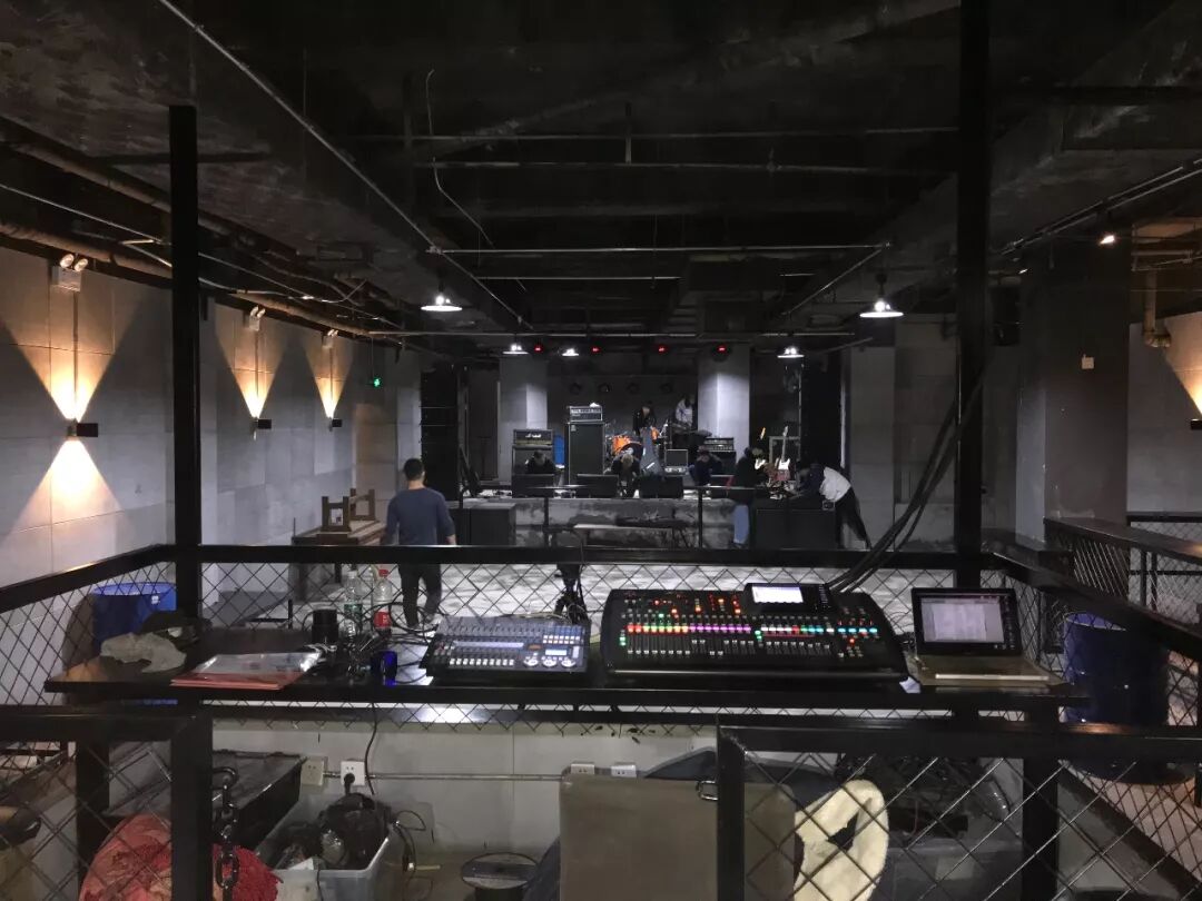 (大连)赫兹音乐空间是赫兹酒吧的全新场馆,在近两小时的演出中,文雀为