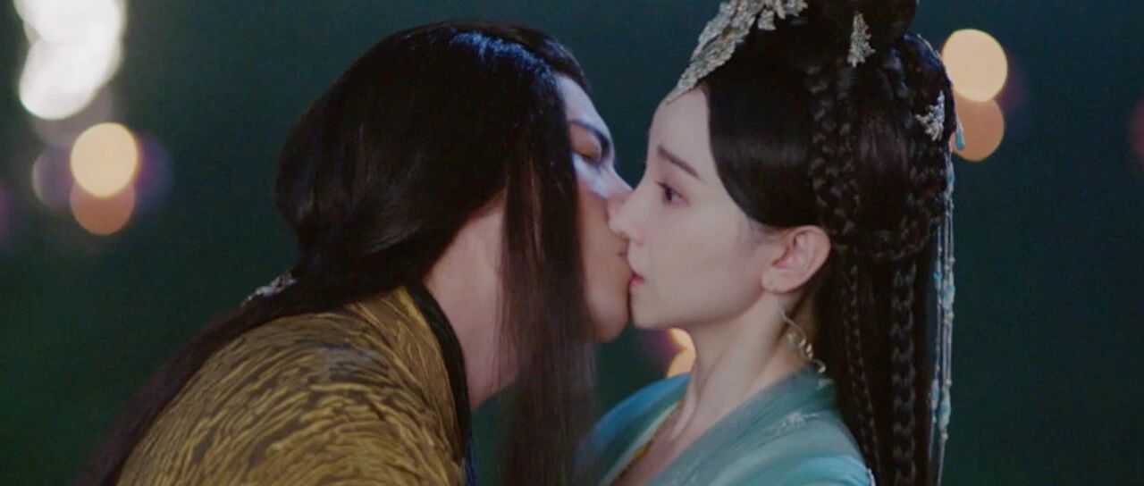 初见时恨到差点掐死她，如今他却只想倾尽温柔