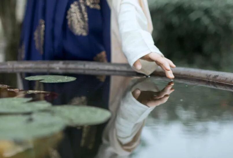 以一杯茶的姿态去生活，不求深刻，只求简单。