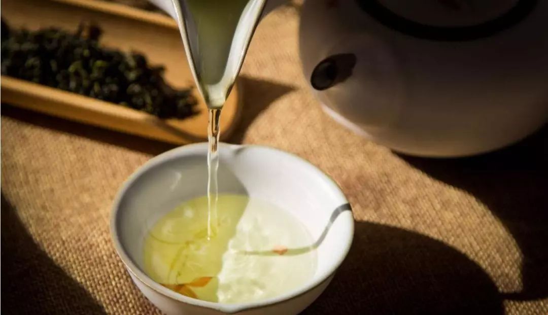 泡茶时，茶汤要不要出尽？
