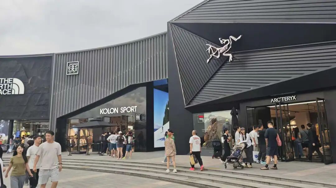 始祖鸟门店现状,烟花秀事件后，直击始祖鸟门店→