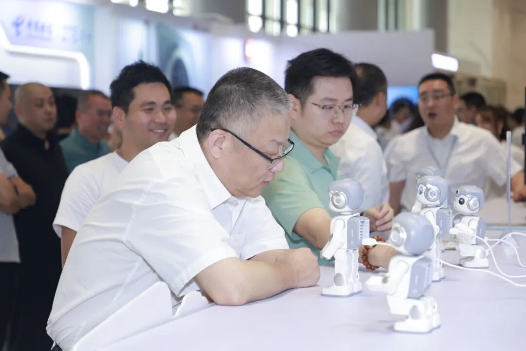 优必选首款家庭桌面AI机器人全国首发！