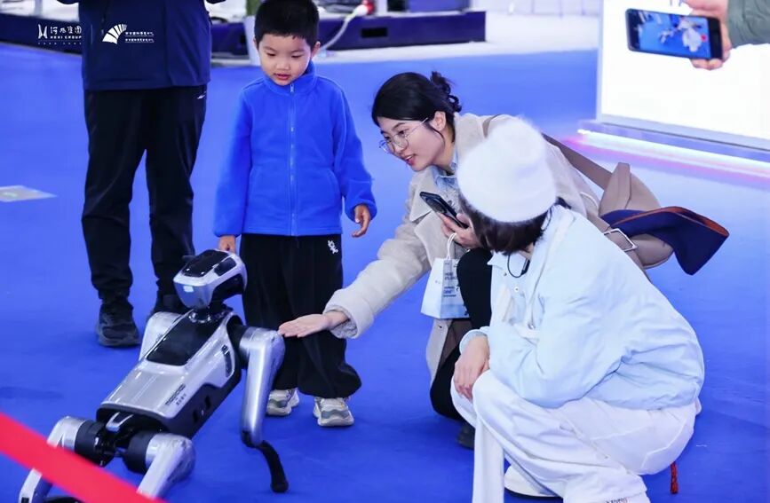 市民与魔法原子四足机器人互动。主办方供图