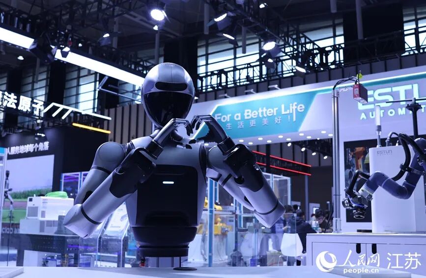 埃斯顿酷卓的人形机器人向参观者“比心”。人民网 李昱辰摄