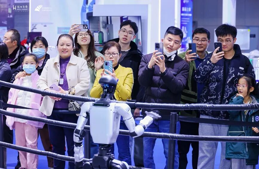 市民游客观看机器人表演。主办方供图