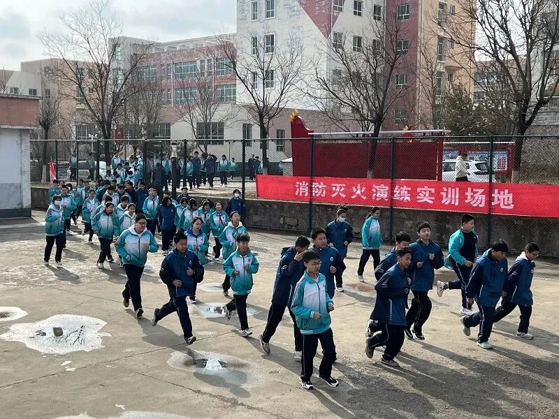全国中小学安全教育日这一天,城区消防救援大队走进阳泉市第一中学校