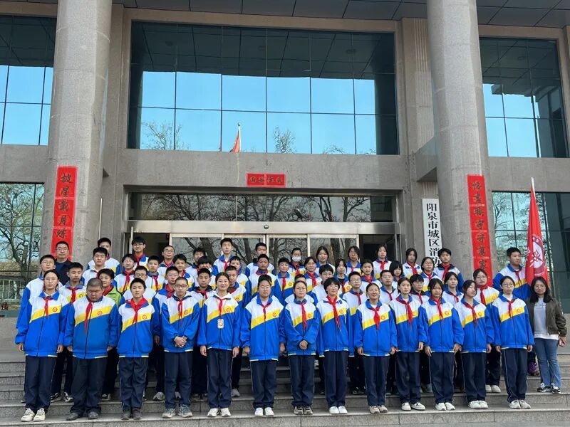 近日,阳泉第四中学校分批组织学生参观城区消防科普教育馆.