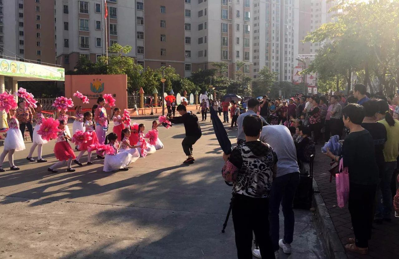 休閒廣場親水平臺,沙花園,西大坦海鮮長廊三個地點進行鹹水歌快閃活動