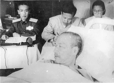 牢记今天！92岁老人捐出特别军事法庭照片！伪满总务长官在病房受审常用法律-河南万基律师事务所