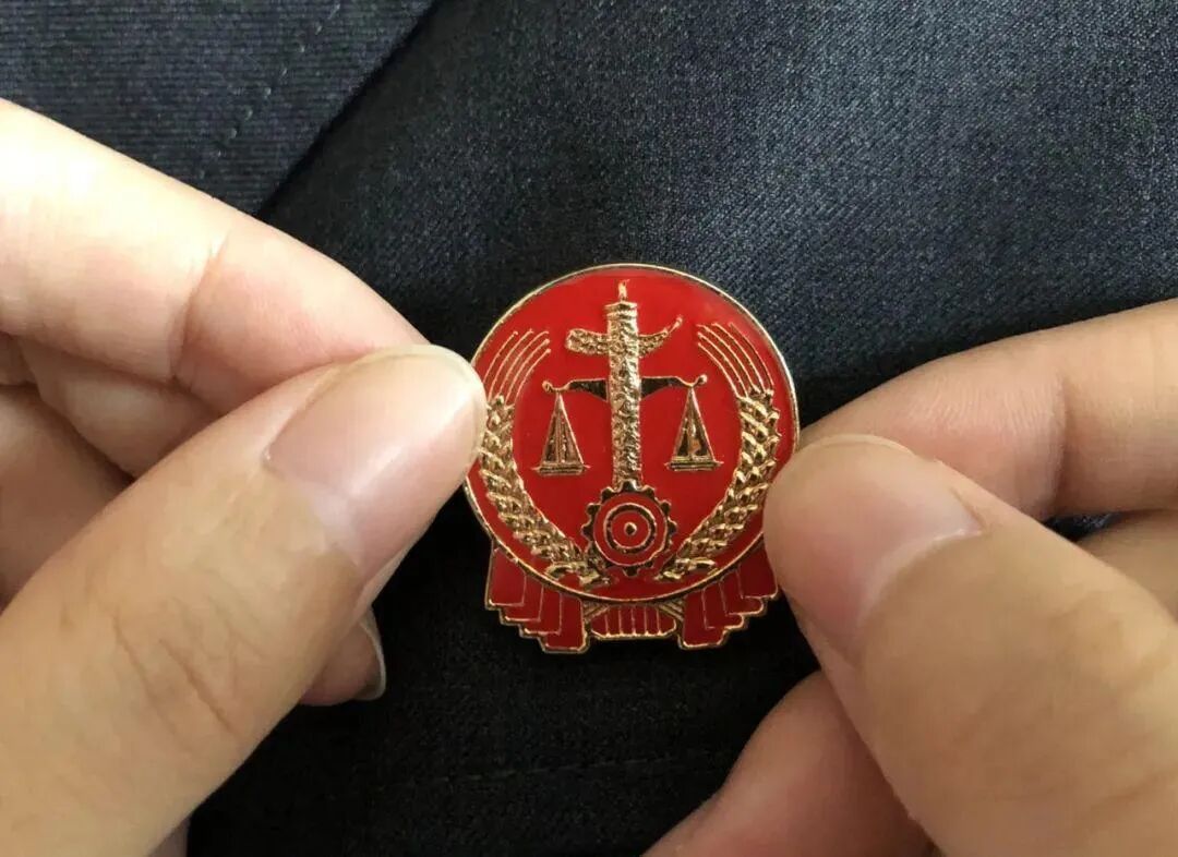 女法官遇刺牺牲法袍染血正义永不低头