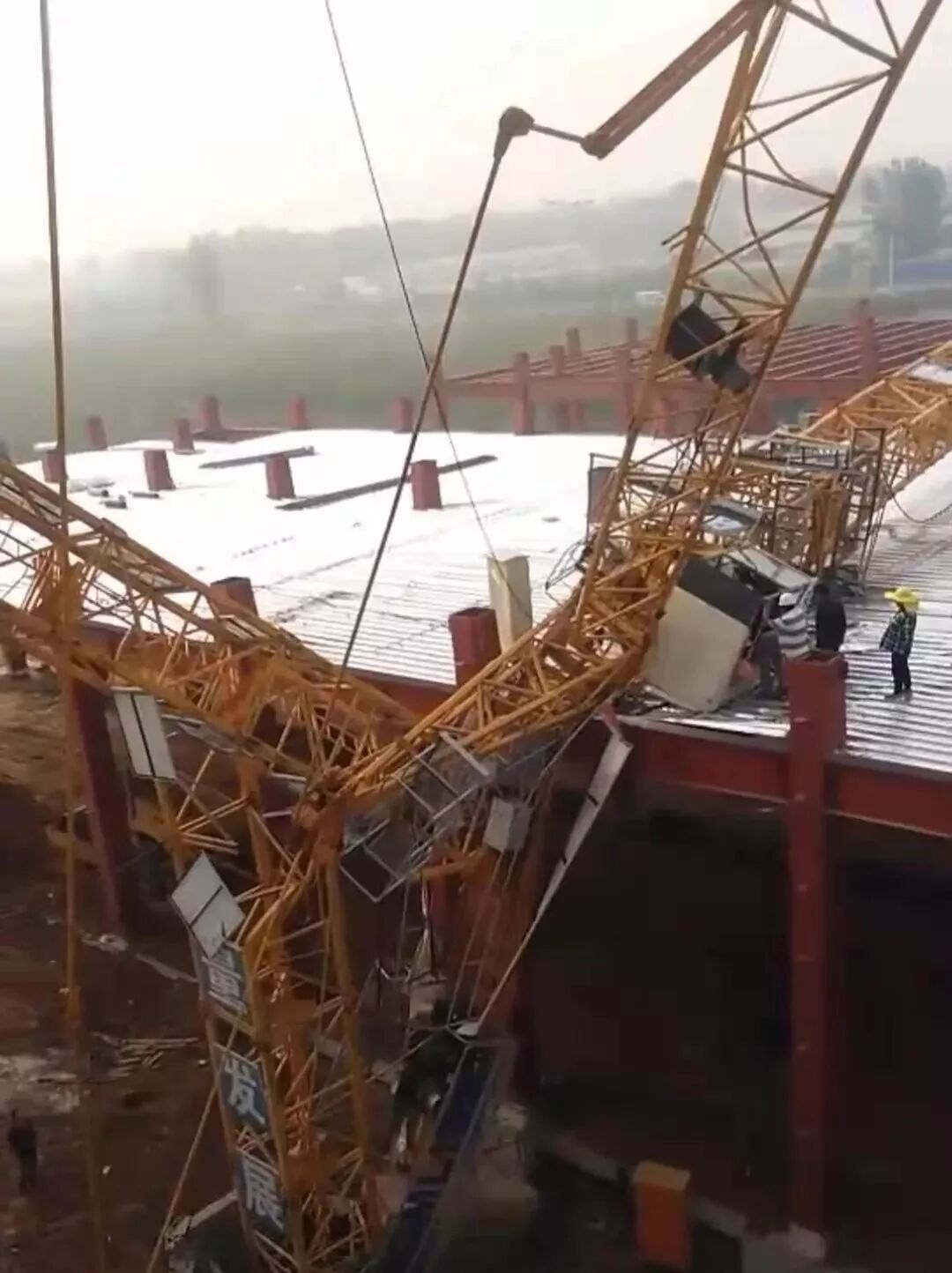 附墙和塔吊之间的距离是多少_塔吊附墙的规范多少米_附墙塔吊标准节距离外墙多少