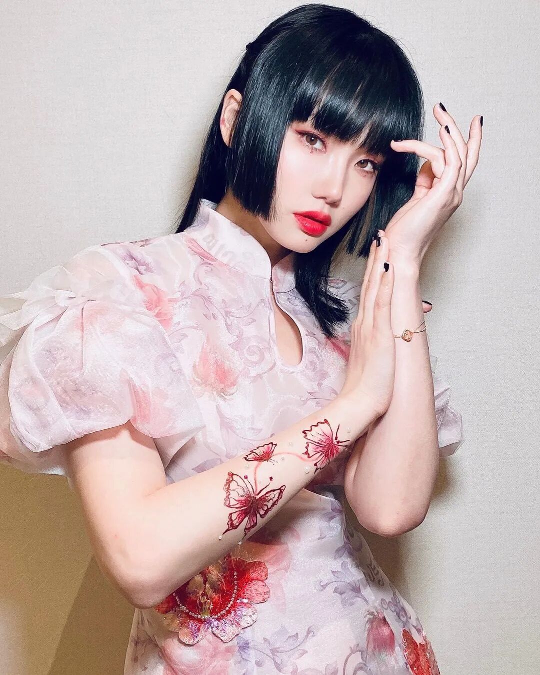 她把新疆刺绣送上国际t台黄龄米兰达可儿都抢着穿外国人又见世面了