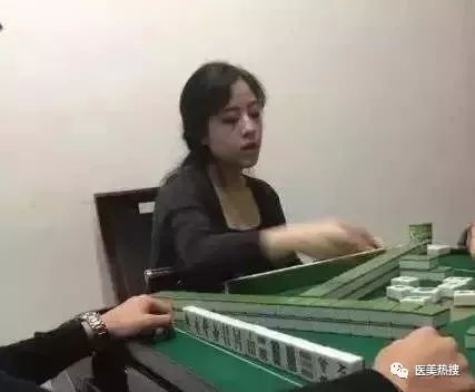 黑色羽毛,腹部有褐色斑点像八哥_小时候鼻梁有色斑_脸色暗黄有色斑怎么办