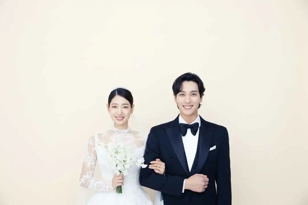 【情感】突然奉子成婚！悄悄恋爱5年，全网含泪祝福，可她老公谁啊...（组图） - 1