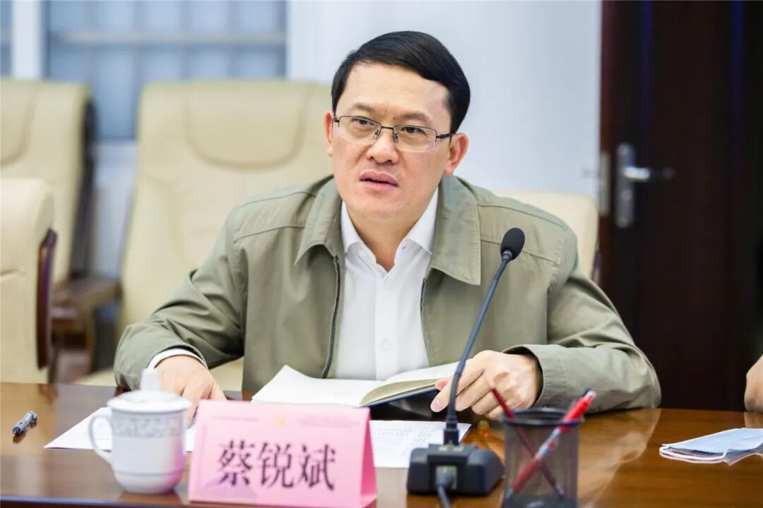 海珠区委常委,政法委书记蔡锐斌介绍了海珠区开展依法治理的情况,海珠