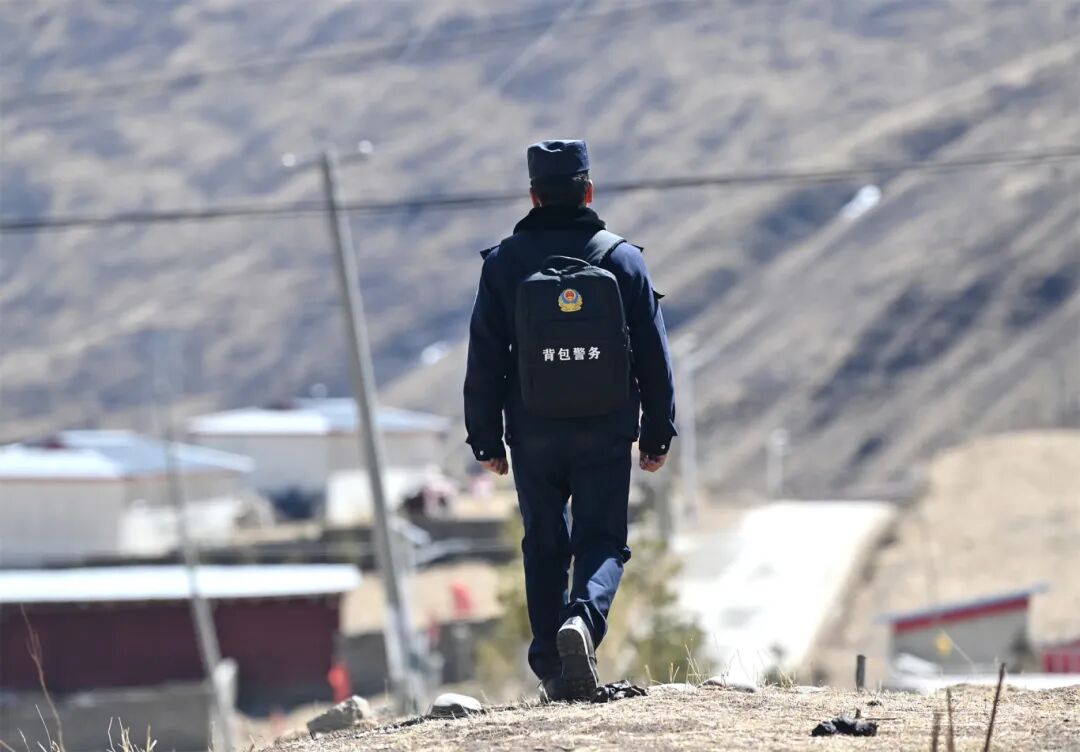 走村入户,登门服务,排忧解难……他们是金马草原上的"背包警察"