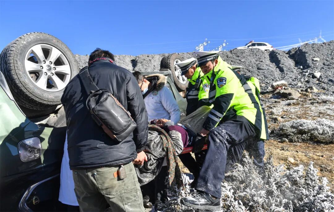 民辅警营救被困车中的老人.JPG