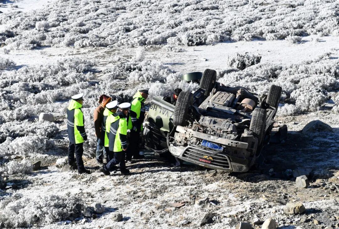 越野车倒扣在雪地里，情况紧急.JPG
