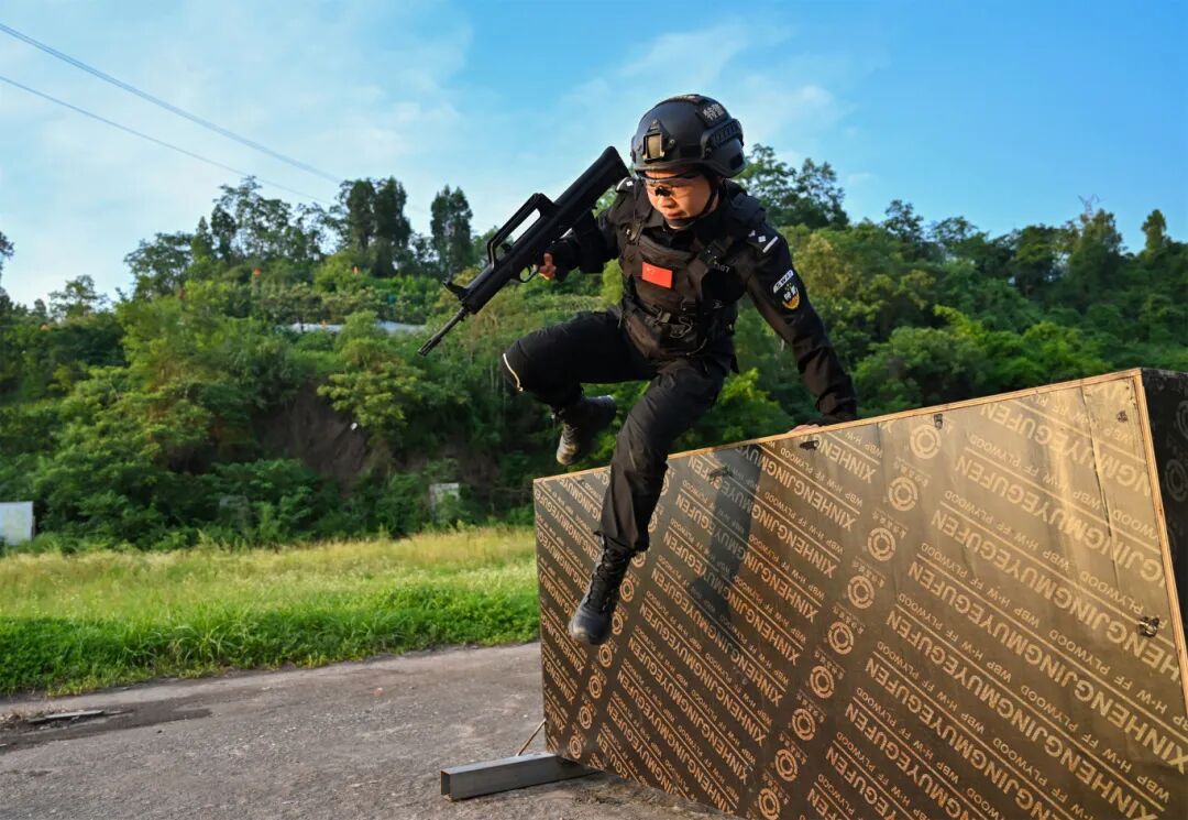 对于女特警来说，翻越矮墙非常考验体能.JPG