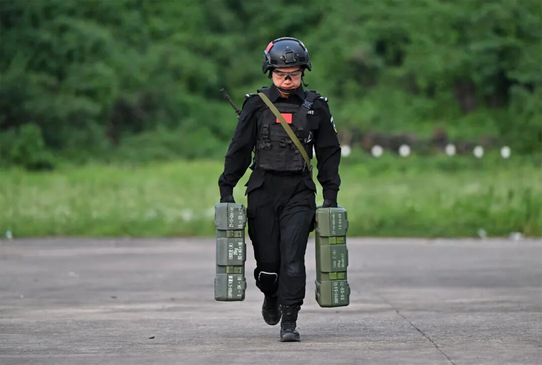 叶霞提着两个20公斤重的弹药箱奔跑.JPG