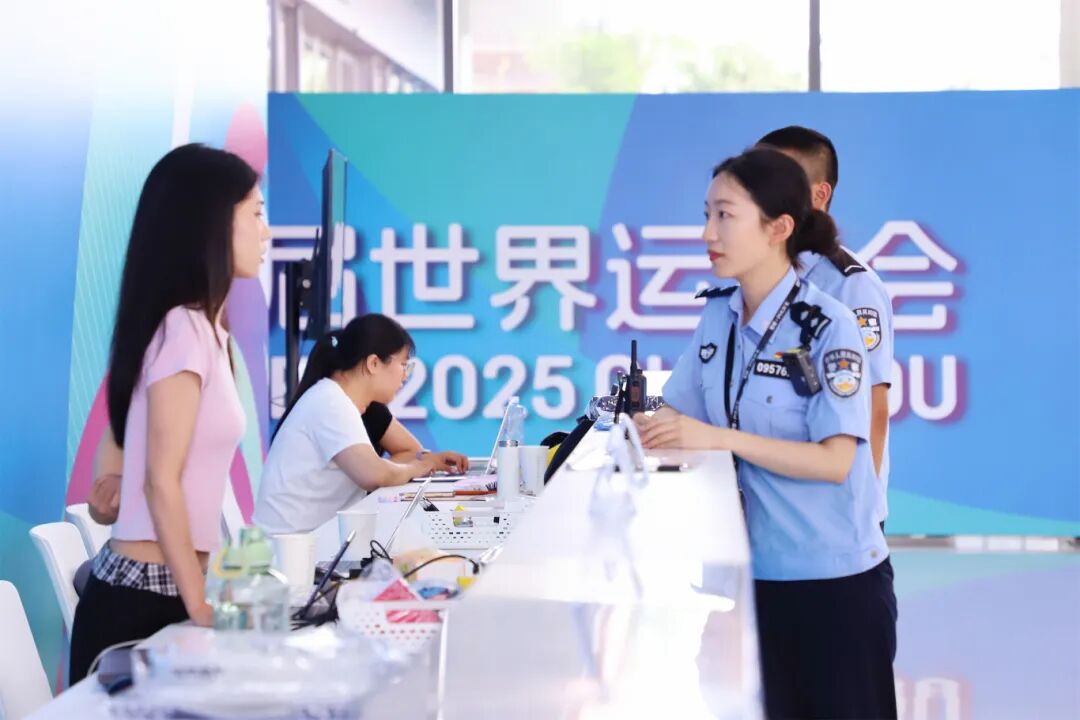 成都世运会开幕前夕，民警在东部赛区主媒体中心与工作人员交流，详细了解场馆运行情况，并协调安全保障工作。.JPG