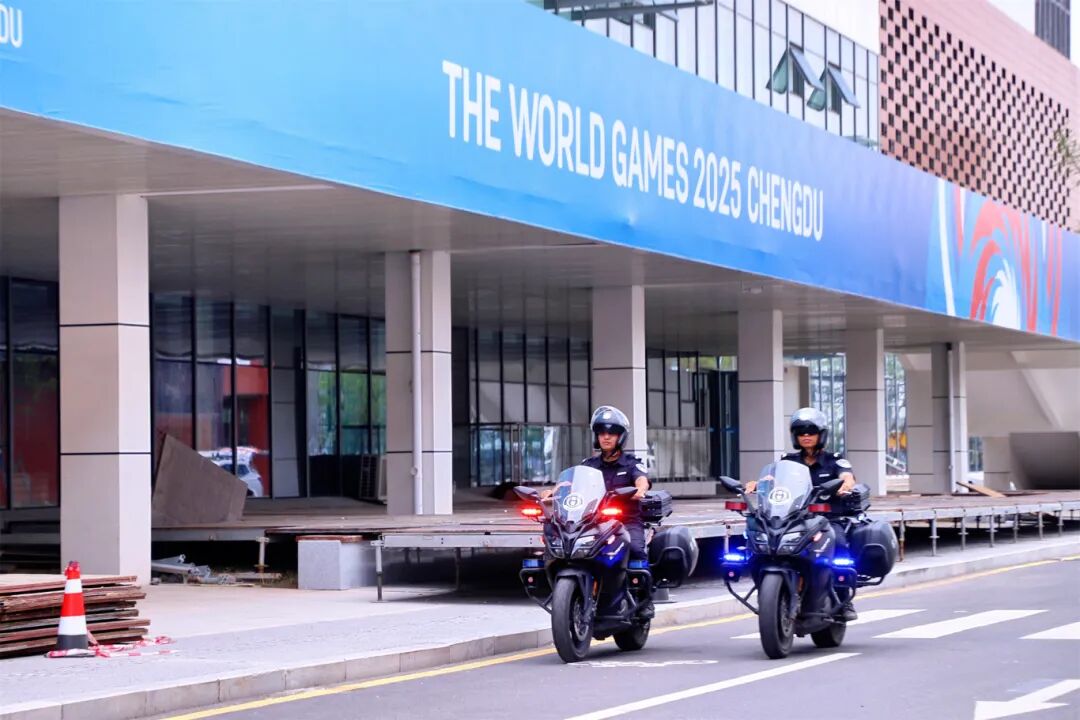 民警骑着警用摩托车在场馆外巡逻，加强赛前重点区域执勤，为参赛选手和观众提供高效服务与安全保障.jpg