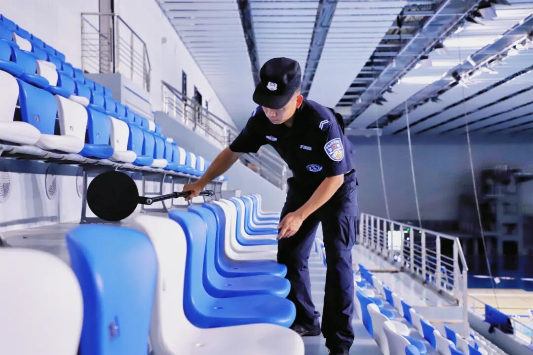 成都世运会游泳跳水馆内，排爆民警正在对场馆重点区域进行专业安检。为参赛运动员和观赛群众筑牢安全防线。.JPG