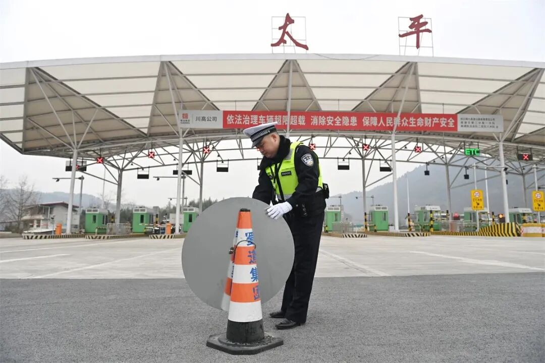 目前,九绵高速全段还没有通车,试行通车的平武至白马段66公里高速公路