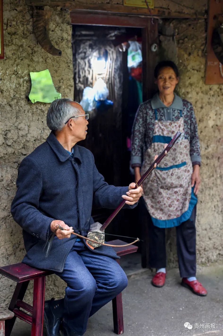 王華文給妻子姚正先拉二胡幫他拔起腳,鮮血直流,用衣服簡單地包裹