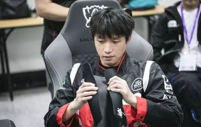 edg厂长女友曝光,大二学生妹身高175