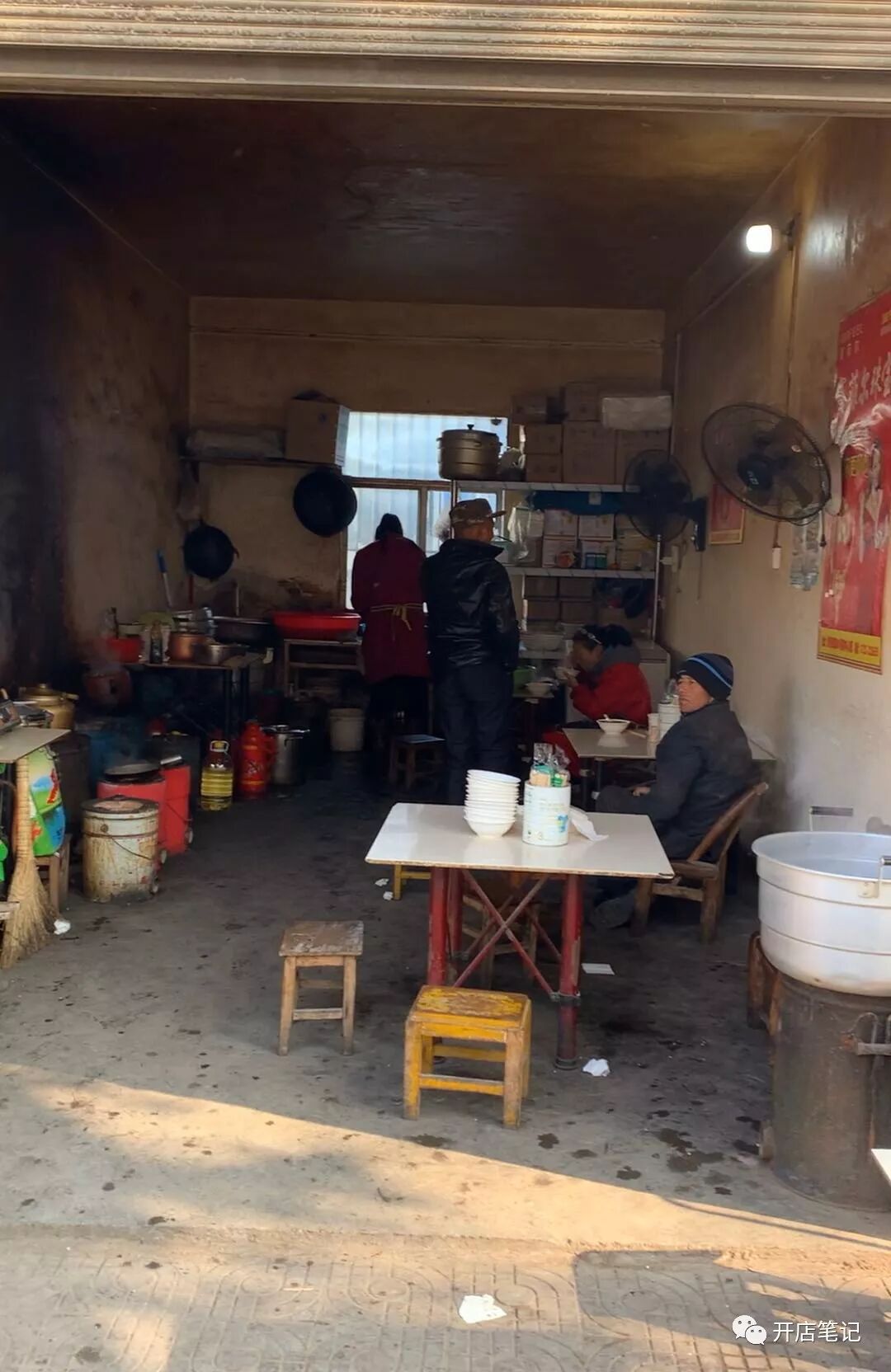 里面连个排烟管道都没有,墙上被烟熏得很黑这个早餐店装修真的很简