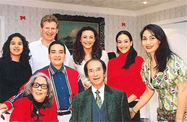 赌王下葬三位太太同框：二太坐轮椅三太头发白，四太活成人生赢家（组图） - 8