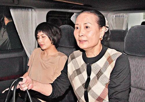 赌王下葬三位太太同框：二太坐轮椅三太头发白，四太活成人生赢家（组图） - 5