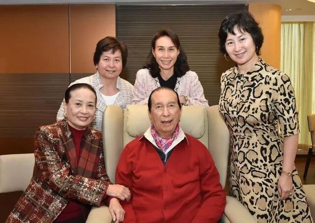 赌王下葬三位太太同框：二太坐轮椅三太头发白，四太活成人生赢家（组图） - 1