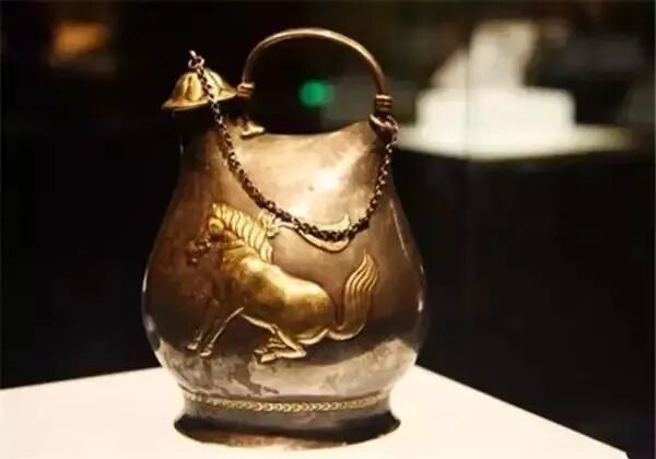 舞马衔杯纹银壶  陕西省历史博物馆