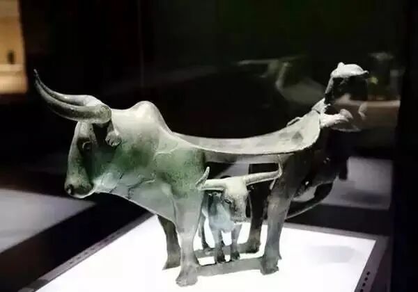 牛虎铜案  云南省博物馆