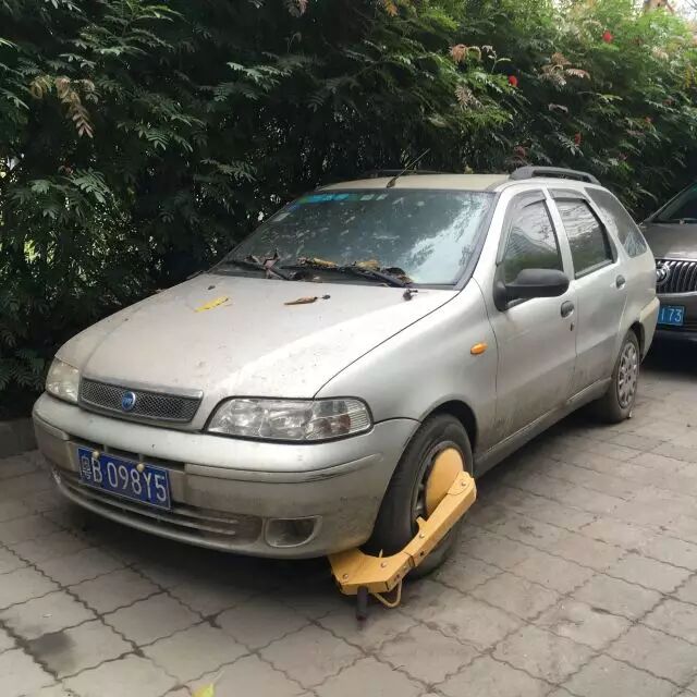 "阶段性"收费治理僵尸车?公益停车场回应有点难.