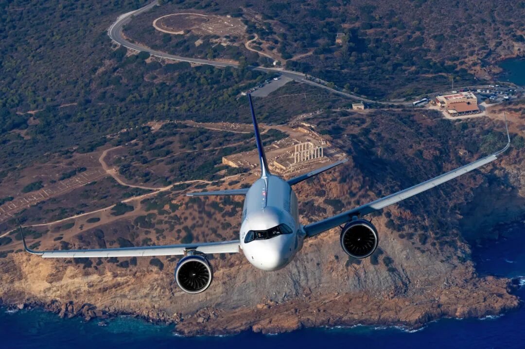 希腊爱琴海航空的空客320飞过希腊海神庙遗址.jpg