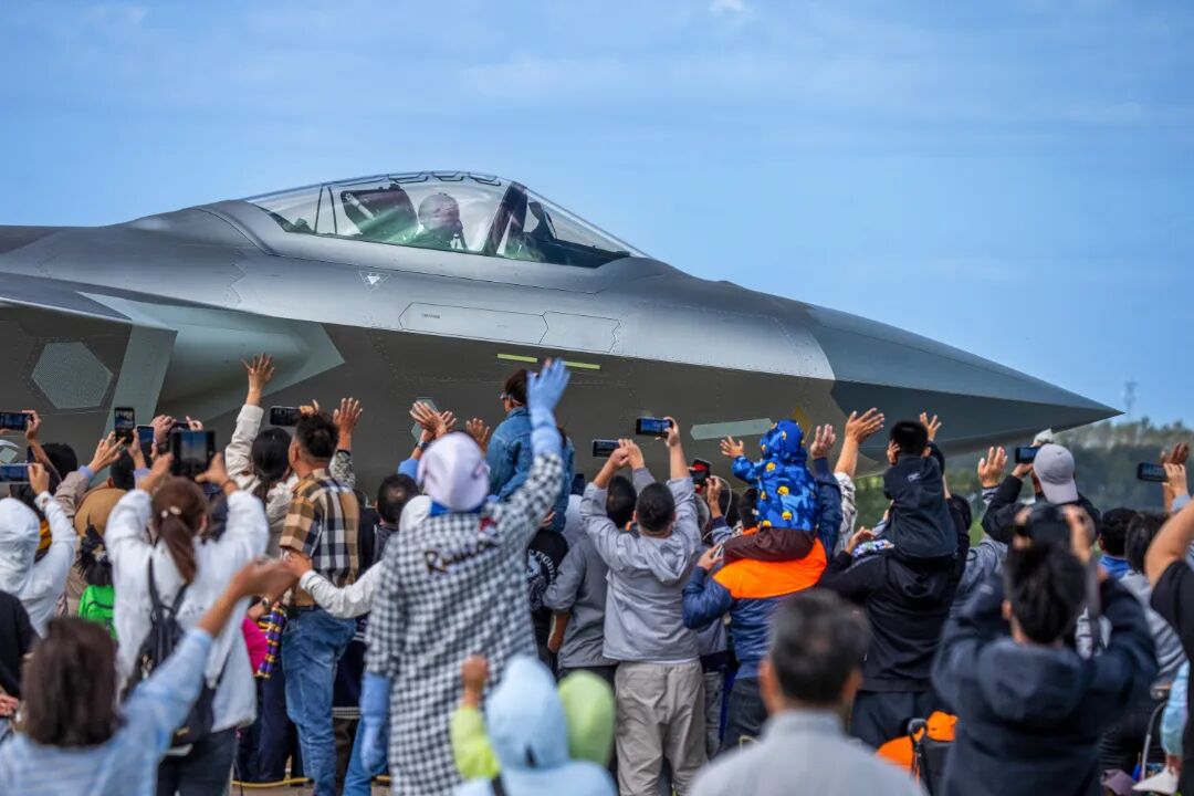 长春航空展上万众瞩目的中国空军歼-20战斗机.jpg