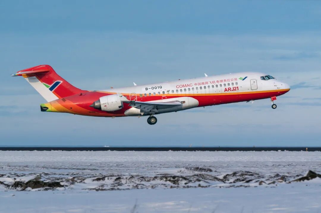 在冰岛进行大侧风试验的国产909(ARJ21)大飞机.jpg