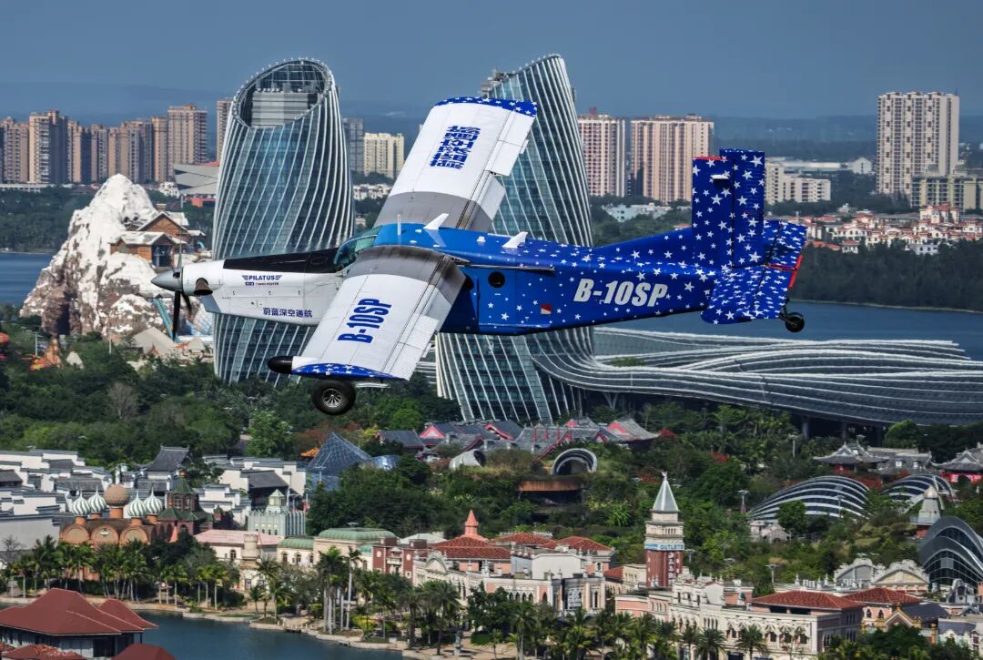 蔚蓝深空通航的PC-6多用途飞机飞过海花岛.jpg