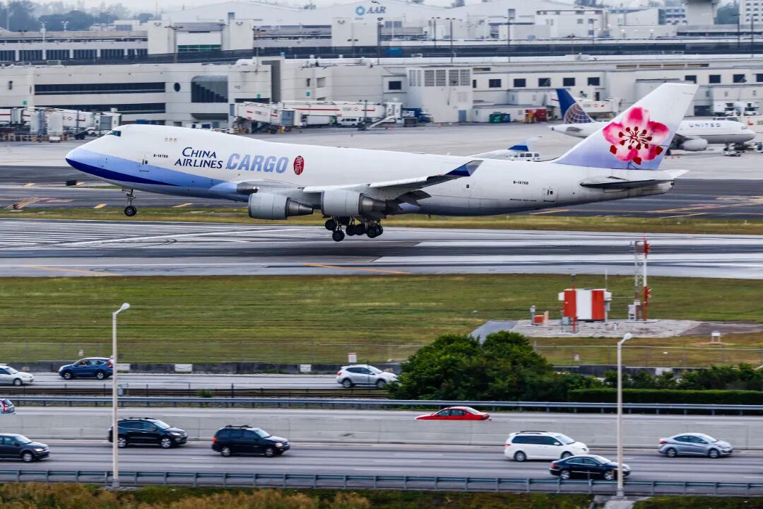 中华航空公司的波音747-400F全货机即将降落在美国迈阿密国际机场.JPG