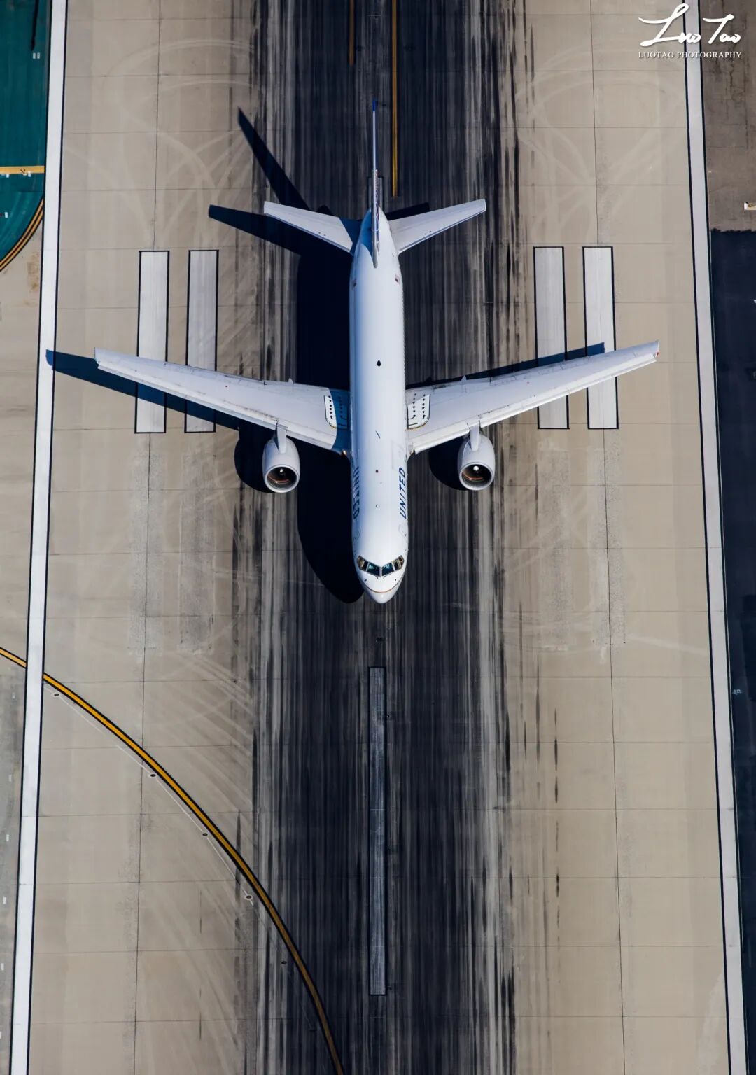 正在起飞的美国联合航空公司客机.jpg